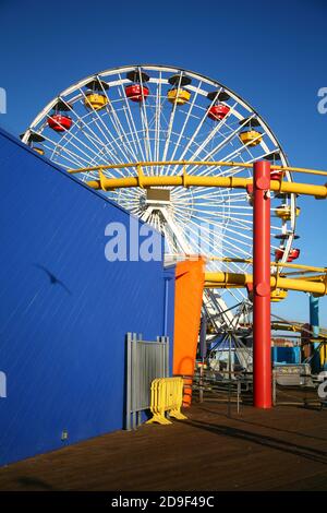 Bunte Riesenrad an einem sonnigen Tag Stockfoto