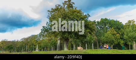 Ede, Niederlande - 10. Oktober 2020: Flugsäule mit Adler auf der Ginkelheide in Ede, Gelderland, Niederlande. WO II Batlle von Arnhem Denkmal Stockfoto