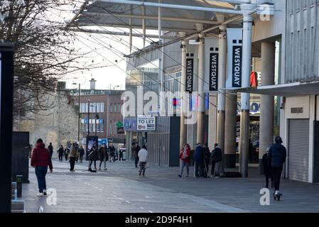 Southampton, Großbritannien. November 2020. Blick auf das ruhige Stadtzentrum von Southampton und die Hauptstraße am 1. Tag der zweiten nationalen Sperre in England, Großbritannien. Kredit: Henry Stephens/Alamy Live Nachrichten Stockfoto