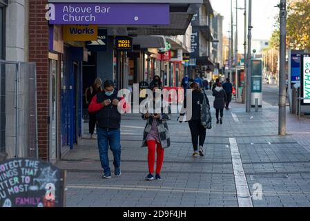 Southampton, Großbritannien. November 2020. Blick auf das ruhige Stadtzentrum von Southampton und die Hauptstraße am 1. Tag der zweiten nationalen Sperre in England, Großbritannien. Kredit: Henry Stephens/Alamy Live Nachrichten Stockfoto