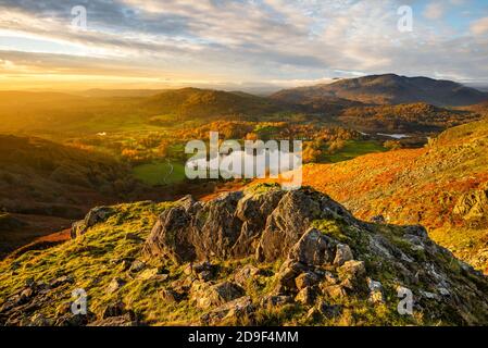 Wunderschöne Herbstfarben bei Sonnenaufgang von Loughrigg fiel in den Lake District. Stockfoto