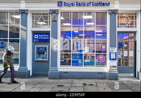 Fassade der Royal Bank of Scotland Bank, Cambridge, England, während der Coronavirus-Krise, November 2020. Stockfoto
