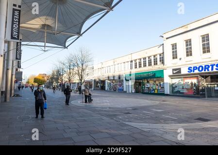 Southampton, Großbritannien. November 2020. Blick auf das ruhige Stadtzentrum von Southampton und die Hauptstraße am 1. Tag der zweiten nationalen Sperre in England, Großbritannien. Kredit: Henry Stephens/Alamy Live Nachrichten Stockfoto