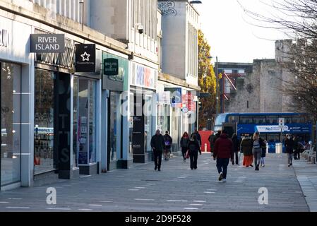 Southampton, Großbritannien. November 2020. Blick auf das ruhige Stadtzentrum von Southampton und die Hauptstraße am 1. Tag der zweiten nationalen Sperre in England, Großbritannien. Kredit: Henry Stephens/Alamy Live Nachrichten Stockfoto