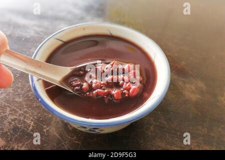 Rote Bohne oder Azuki-Bohnensuppe, beliebtes Dessert in Malaysia Stockfoto