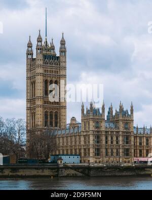 House of parliament, London, Großbritannien. Palace of Westminster. Westminster Bridge. Wolkiger Tag in London. Touristische Attraktion in London. Stockfoto