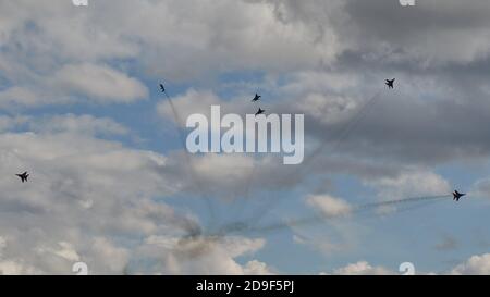 Kubinka, Russland. August 2020. MIG-29 Kämpfer zerstreuen sich in verschiedene Richtungen im Himmel über dem Flugplatz.Luftfahrtschau auf dem Flugplatz Kubinka während des internationalen Forums der Armee-2020 des russischen Verteidigungsministeriums.die Flugschau in Kubinka ist einer der Höhepunkte des Militärforums der Armee 2020. Es findet in der Regel parallel zu den Armeespielen. Im Jahr 2020 führten sie Kunstflug in den Himmel: Mi-28 Kampfhubschrauber, die Swifts Kunstflugteam auf der MiG-29, die russischen Ritter auf der Su-30SM und Su-35S, sowie die einzige Gruppe in Russland auf Sportkolbenflugzeug "die Firs Stockfoto