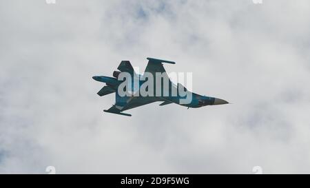 Kubinka, Russland. August 2020. Kämpfer Su-34 im Himmel über dem Flugplatz auf dem Kopf.Flugschau auf dem Flugplatz Kubinka während des internationalen Forums der Armee-2020 des russischen Verteidigungsministeriums.die Flugschau in Kubinka ist eines der Highlights des Militärforums der Armee 2020. Es findet in der Regel parallel zu den Armeespielen. Im Jahr 2020 führten sie Kunstflug am Himmel durch: Mi-28 Kampfhubschrauber, das Swifts Kunstflugteam auf der MiG-29, die russischen Ritter auf der Su-30SM und Su-35S sowie die einzige Gruppe in Russland auf Sportkolbenflugzeugen "der erste Flug". Eines der Stockfoto