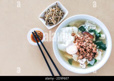 Köstliche Pan Mee Nudelsuppe, beliebte chinesische Küche in Malaysia Stockfoto