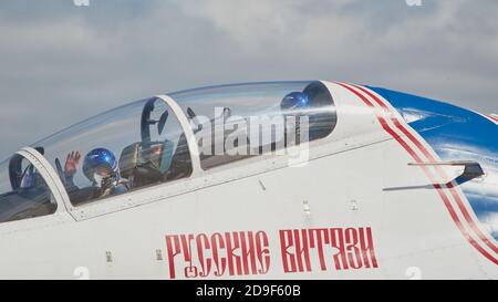 Kubinka, Russland. August 2020. "Russische Ritter" begrüßen die Zuschauer aus dem Cockpit ihres Kämpfers.Flugschau auf dem Flugplatz Kubinka während des internationalen Forums der Armee 2020 des russischen Verteidigungsministeriums.die Flugschau in Kubinka ist eines der Highlights des Militärforums der Armee 2020. Es findet in der Regel parallel zu den Armeespielen. Im Jahr 2020 führten sie Kunstflug in den Himmel: Mi-28 Kampfhubschrauber, die Swifts Kunstflugteam auf der MiG-29, die russischen Ritter auf der Su-30SM und Su-35S, sowie die einzige Gruppe in Russland auf Sportkolbenflugzeug "der erste Flig Stockfoto