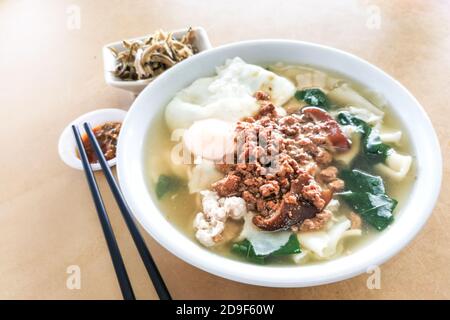 Köstliche Pan Mee Nudelsuppe, beliebte chinesische Küche in Malaysia Stockfoto