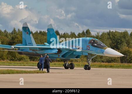 Kubinka, Russland. August 2020. Eine Gruppe von Technikern trifft die Su-34 auf der Startbahn.Luftfahrtmesse auf dem Flugplatz Kubinka während des internationalen Forums der Armee-2020 des russischen Verteidigungsministeriums.die Flugschau in Kubinka ist eines der Highlights des Militärforums der Armee 2020. Es findet in der Regel parallel zu den Armeespielen. Im Jahr 2020 führten sie Kunstflug am Himmel durch: Mi-28 Kampfhubschrauber, das Swifts Kunstflugteam auf der MiG-29, die russischen Ritter auf der Su-30SM und Su-35S sowie die einzige Gruppe in Russland auf Sportkolbenflugzeugen "der erste Flug". Eines der Y Stockfoto