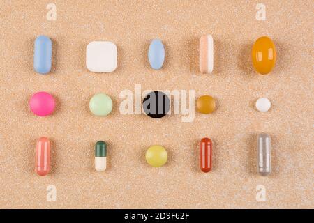 Verschiedene bunte Pillen, Kapseln und Tabletten, flach legen. Vitamine, Medikamente zur Wehrpflicht, Schmerzmittel, Nahrungsergänzungsmittel und Antidepressiva. Big Ph Stockfoto