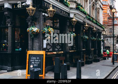 The Red Lion Pub in London, Großbritannien. Der berühmte Red Lion Pub in Westmisnter, London. Blumendekoration Stockfoto