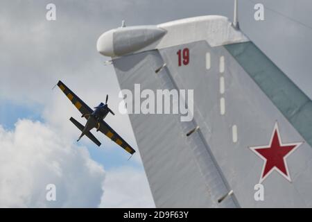 Kubinka, Russland. August 2020. Jakowlew Jak-54 stürzt mit großer Geschwindigkeit direkt über den Boden.Luftfahrtschau auf dem Flugplatz Kubinka während des internationalen Forums der Armee-2020 des russischen Verteidigungsministeriums.die Flugschau in Kubinka ist einer der Höhepunkte des Militärforums der Armee 2020. Es findet in der Regel parallel zu den Armeespielen. Im Jahr 2020 führten sie Kunstflug am Himmel durch: Mi-28 Kampfhubschrauber, das Swifts Kunstflugteam auf der MiG-29, die russischen Ritter auf der Su-30SM und Su-35S sowie die einzige Gruppe in Russland auf Sportkolbenflugzeugen "der erste Flug". O Stockfoto