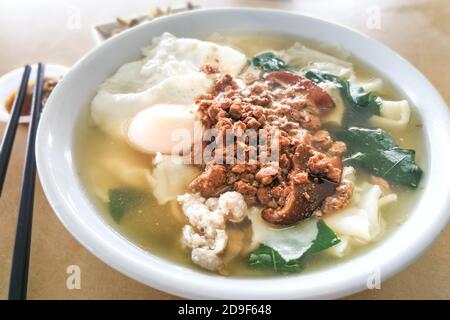 Köstliche Pan Mee Nudelsuppe, beliebte chinesische Küche in Malaysia Stockfoto
