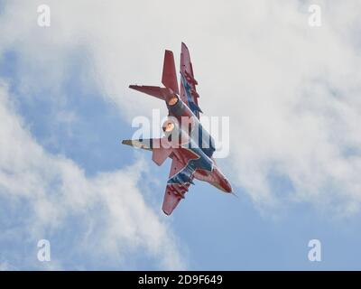 Kubinka, Russland. August 2020. Rot-heiße Düsen der MiG-29, die in den Himmel über dem Flugplatz ragen.Flugschau auf dem Flugplatz Kubinka während des internationalen Forums der Armee-2020 des russischen Verteidigungsministeriums.die Flugschau in Kubinka ist einer der Höhepunkte des Militärforums der Armee 2020. Es findet in der Regel parallel zu den Armeespielen. Im Jahr 2020 führten sie Kunstflug in den Himmel: Mi-28 Kampfhubschrauber, die Swifts Kunstflugteam auf der MiG-29, die russischen Ritter auf der Su-30SM und Su-35S, sowie die einzige Gruppe in Russland auf Sportkolbenflugzeug "der erste Flig Stockfoto