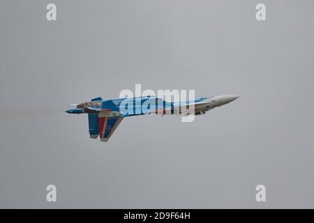 Kubinka, Russland. August 2020. Kämpfer Su-35S fliegt kopfüber in den Himmel über dem Flugplatz.Flugschau auf dem Flugplatz Kubinka während des internationalen Forums der Armee-2020 des russischen Verteidigungsministeriums.die Flugschau in Kubinka ist einer der Höhepunkte des Militärforums der Armee 2020. Es findet in der Regel parallel zu den Armeespielen. Im Jahr 2020 führten sie Kunstflug am Himmel durch: Mi-28 Kampfhubschrauber, das Swifts Kunstflugteam auf der MiG-29, die russischen Ritter auf der Su-30SM und Su-35S sowie die einzige Gruppe in Russland auf Sportkolbenflugzeugen "der erste Flug". Eins Stockfoto