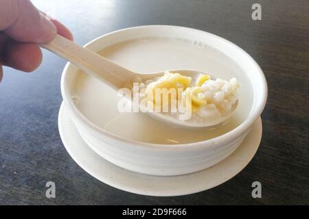 Gerstengetränk mit Soja und Ginkgo Nüsse gekocht gesunde Zubereitung. Stockfoto