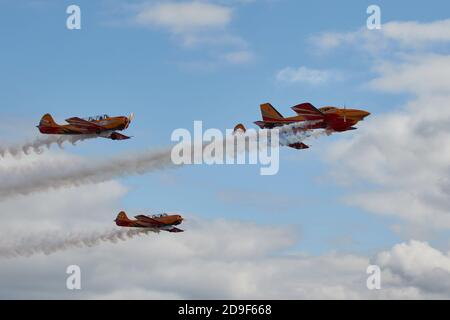 Kubinka, Russland. August 2020. Vier Jakowlew Jak-54 mit Rauchschwaden über den Himmel direkt über dem Publikum.Flugschau auf dem Flugplatz Kubinka während des internationalen Forums Army-2020 des russischen Verteidigungsministeriums.die Flugschau in Kubinka ist einer der Höhepunkte des Militärforums Army 2020. Es findet in der Regel parallel zu den Armeespielen. Im Jahr 2020 führten sie Kunstflug in den Himmel: Mi-28 Kampfhubschrauber, die Swifts Kunstflugteam auf der MiG-29, die russischen Ritter auf der Su-30SM und Su-35S, sowie die einzige Gruppe in Russland auf Sportkolbenflugzeug ' die f Stockfoto