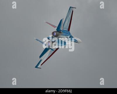 Kubinka, Russland. August 2020. Rot-heiße Düsen eines Su-34 Kämpfers, die in den Himmel fliegen.Flugschau auf dem Flugplatz Kubinka während des internationalen Forums der Armee-2020 des russischen Verteidigungsministeriums.die Flugschau in Kubinka ist eines der Highlights des Militärforums der Armee 2020. Es findet in der Regel parallel zu den Armeespielen. Im Jahr 2020 führten sie Kunstflug am Himmel durch: Mi-28 Kampfhubschrauber, das Swifts Kunstflugteam auf der MiG-29, die russischen Ritter auf der Su-30SM und Su-35S sowie die einzige Gruppe in Russland auf Sportkolbenflugzeugen "der erste Flug". Eines der Stockfoto