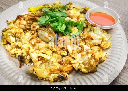 Gebratene Eierauster, beliebtes Essen in Penang, Malaysia Stockfoto