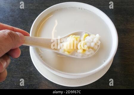 Gerstengetränk mit Soja und Ginkgo Nüsse gekocht gesunde Zubereitung. Stockfoto