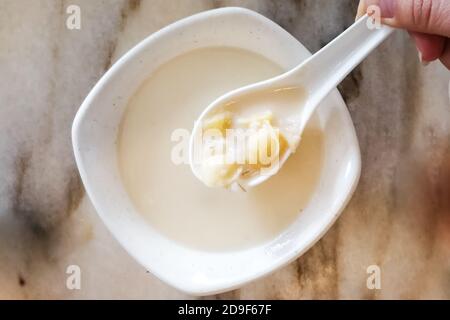 Gerstengetränk mit Soja und Ginkgo Nüsse gekocht gesunde Zubereitung. Stockfoto