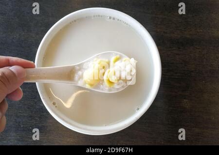 Gerstengetränk mit Soja und Ginkgo Nüsse gekocht gesunde Zubereitung. Stockfoto