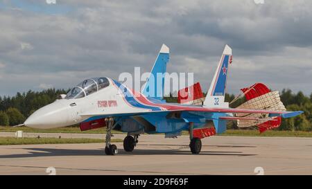 Kubinka, Russland. August 2020. Kämpfer Su-35S bremst auf der Landebahn.Luftfahrtmesse auf dem Flugplatz Kubinka während des internationalen Armeeforums 2020 des russischen Verteidigungsministeriums.die Flugschau in Kubinka ist eines der Highlights des Militärforums der Armee 2020. Es findet in der Regel parallel zu den Armeespielen. Im Jahr 2020 führten sie Kunstflug am Himmel durch: Mi-28 Kampfhubschrauber, das Swifts Kunstflugteam auf der MiG-29, die russischen Ritter auf der Su-30SM und Su-35S sowie die einzige Gruppe in Russland auf Sportkolbenflugzeugen "der erste Flug". Einer der Yak-54s wurde gefahren Stockfoto