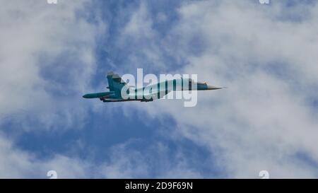 Kubinka, Russland. August 2020. Kämpfer Su-34 im blauen Himmel über dem Flugplatz.Flugschau auf dem Flugplatz Kubinka während des internationalen Forums der Armee-2020 des russischen Verteidigungsministeriums.die Flugschau in Kubinka ist eines der Highlights des Militärforums der Armee 2020. Es findet in der Regel parallel zu den Armeespielen. Im Jahr 2020 führten sie Kunstflug am Himmel durch: Mi-28 Kampfhubschrauber, das Swifts Kunstflugteam auf der MiG-29, die russischen Ritter auf der Su-30SM und Su-35S sowie die einzige Gruppe in Russland auf Sportkolbenflugzeugen "der erste Flug". Einer der Yak-54 Stockfoto