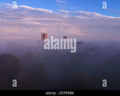 Ely Cathedral taucht aus einem herbstlichen Morgennebel auf Stockfoto