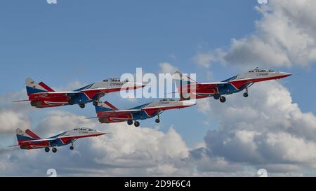 Kubinka, Russland. August 2020. Kämpfer MiG-29 in enger Formation lösen sich von der Start- und Landebahn ab.Luftfahrtschau auf dem Flugplatz Kubinka während des internationalen Forums Army-2020 des russischen Verteidigungsministeriums.die Flugschau in Kubinka ist eines der Highlights des Militärforums Army 2020. Es findet in der Regel parallel zu den Armeespielen. Im Jahr 2020 führten sie Kunstflug am Himmel durch: Mi-28 Kampfhubschrauber, das Swifts Kunstflugteam auf der MiG-29, die russischen Ritter auf der Su-30SM und Su-35S sowie die einzige Gruppe in Russland auf Sportkolbenflugzeugen "der erste Flug". Eine von Stockfoto