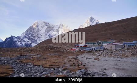 Blick auf das kleine Sherpa-Dorf Lobuche (4,940 m Höhe), eine der letzten Stationen auf dem Everest Base Camp Trek, mit Steinhäusern (überwiegend Lodges). Stockfoto