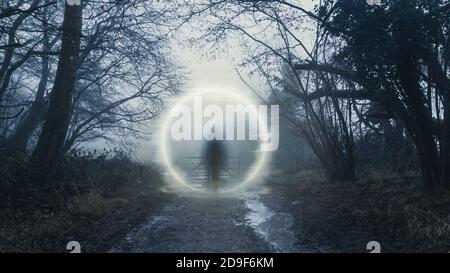 Eine geheimnisvolle Geisterfigur, die durch ein glühendes magisches Portal geht. In einem gruseligen Winterwald. Stockfoto