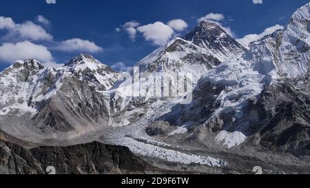 Spektakulärer Panoramablick auf den schneebedeckten Mount Everest (Gipfel: 8,848 m, auch Sagarmatha) mit majestätischem Khumbu-Eisfall vom Gipfel des Kala Patthar. Stockfoto