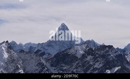 Atemberaubende Panoramaaussicht über schneebedeckte Himalaya-Bergkette mit majestätischem Ama Dablam (Gipfel 6,812 m) von Kala Patthar, Himalaya, Nepal aus gesehen. Stockfoto