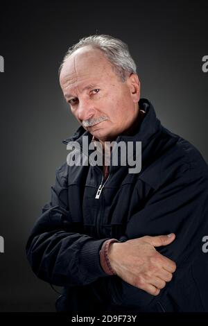 Porträt eines weisen alten Mannes in dunkler Jacke Stockfoto