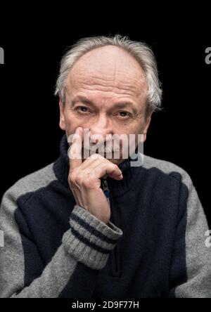 Porträt eines gutaussehenden älteren Mannes mit einem müden Ausdruck Stockfoto