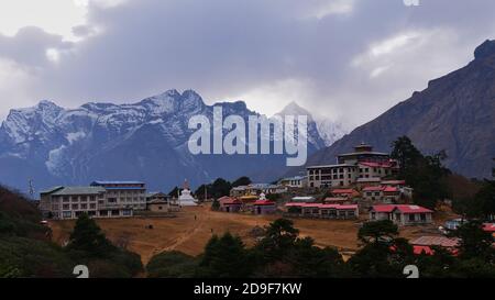 Luftpanorama von Sherpa Dorf Tengboche (Thyangboche), Khumbu, Himalaya, Nepal mit Lodge und berühmten historischen buddhistischen Kloster. Stockfoto