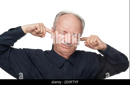 Ein Mann bedeckt seine Ohren mit seinen Händen. Leiden unter einem lauten Geräusch. Stockfoto