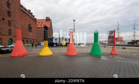 Stralsund, Deutschland. Oktober 2020. Bunte Meeresbojen befinden sich im Stadthafen von Stralsund. Hinter ihnen sieht man alte Lagerhäuser und einen Bus. Quelle: Stephan Schulz/dpa-Zentralbild/ZB/dpa/Alamy Live News Stockfoto