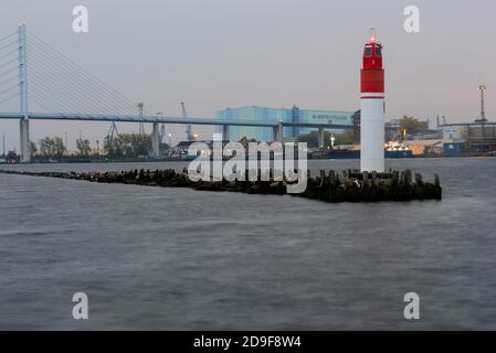 Stralsund, Deutschland. Oktober 2020. Ein Leuchtfeuer markiert den Eingang zum Stralsund Stadthafen. Dahinter sieht man die MV-Werften und die Brücke über den Strelasund. Quelle: Stephan Schulz/dpa-Zentralbild/ZB/dpa/Alamy Live News Stockfoto