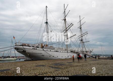 Stralsund, Deutschland. Oktober 2020. Das ehemalige Segelschulschiff Gorch Fock 1 ist im Stadthafen Stralsund verankert. Das 82 Meter lange Schiff wurde 1933 in Blohm Voss in Hamburg gebaut. Heute dient es als Museumsschiff. Quelle: Stephan Schulz/dpa-Zentralbild/ZB/dpa/Alamy Live News Stockfoto