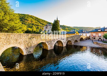 Brücke über den Fluss Meruelo, geschaffen in Zeiten des antiken Roms. Naturpool und Kirche von San Nicolás de Bari. Molinaseca, El Bierzo, Leon, Gegossen Stockfoto