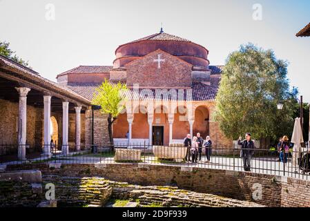 Die Kirche Santa Fosca, auf der Insel Torcello in Venedig, ist eine alte Kirche im byzantinischen Stil. Diese Kirche ist ein Mausoleum speziell für gebaut Stockfoto