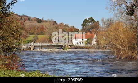 Flutwasser durch ein Weir an der Themse In England Stockfoto