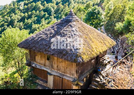 Palloza, traditionellen Reetdach-Haus in O Cebreiro.Pedrafita Cebreiro, Lugo, Galizien, Spanien, Europa Stockfoto