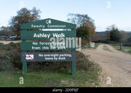 Kleiner Parkplatz mit Forstkommissions-Schild am Ashley Walk im New Forest National Park, Großbritannien Stockfoto