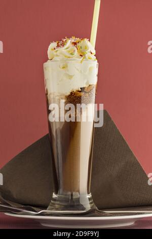 Vertikaler Schuss Eiskaffee mit Schlagsahne Stockfoto